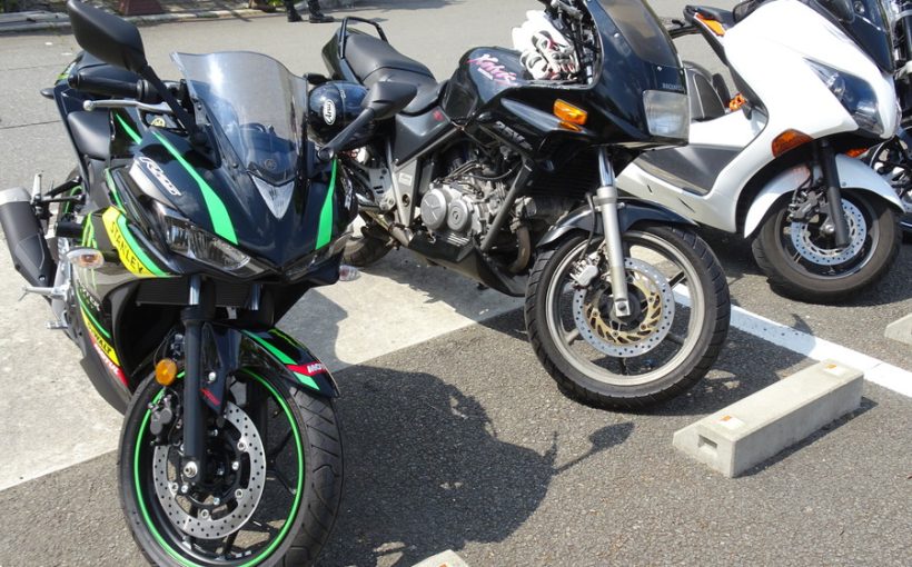 駐車しているバイク